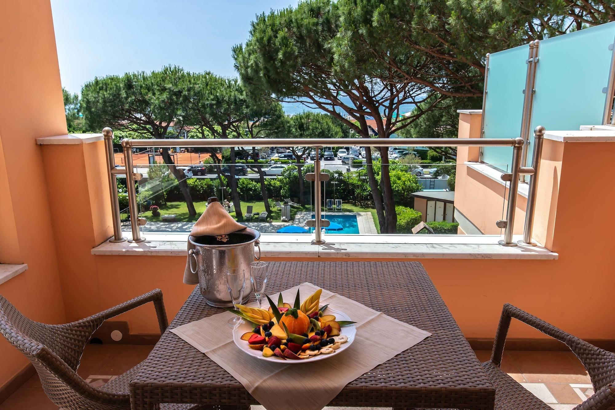 Versilia Palace Hotel Марина ди Пиетрасанта Екстериор снимка