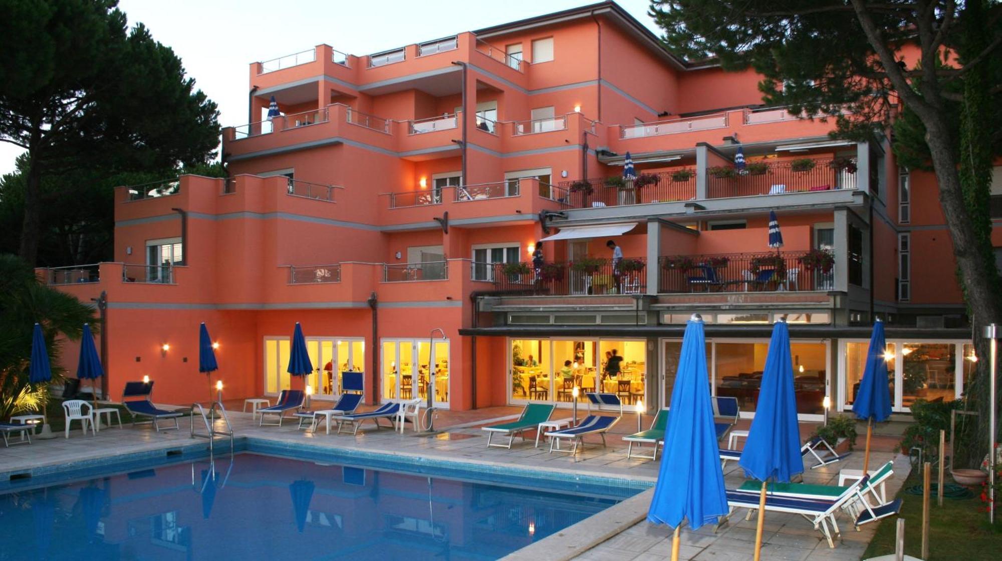 Versilia Palace Hotel Марина ди Пиетрасанта Екстериор снимка